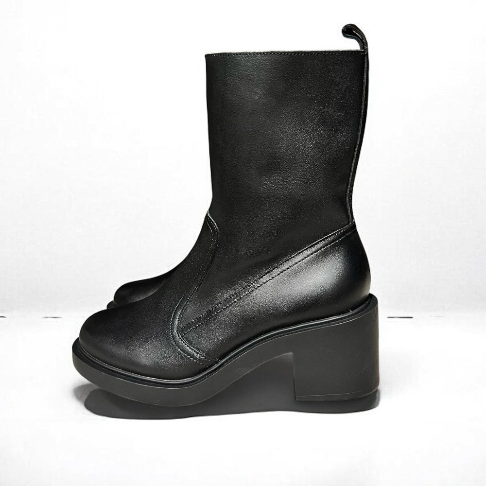 🌻NEW w/tags Andre Assous Gloria Chelsea Bootie Size 5.5